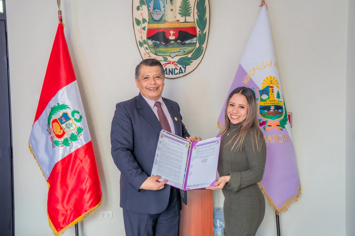 Renzo Freddy Angeles Ortega, Municipal Manager and Integrity Officer, and Johana Oscco Ramos, Integrity Coordinator, signing the Municipality of Abancay’s 2026 Integrity Programme. 