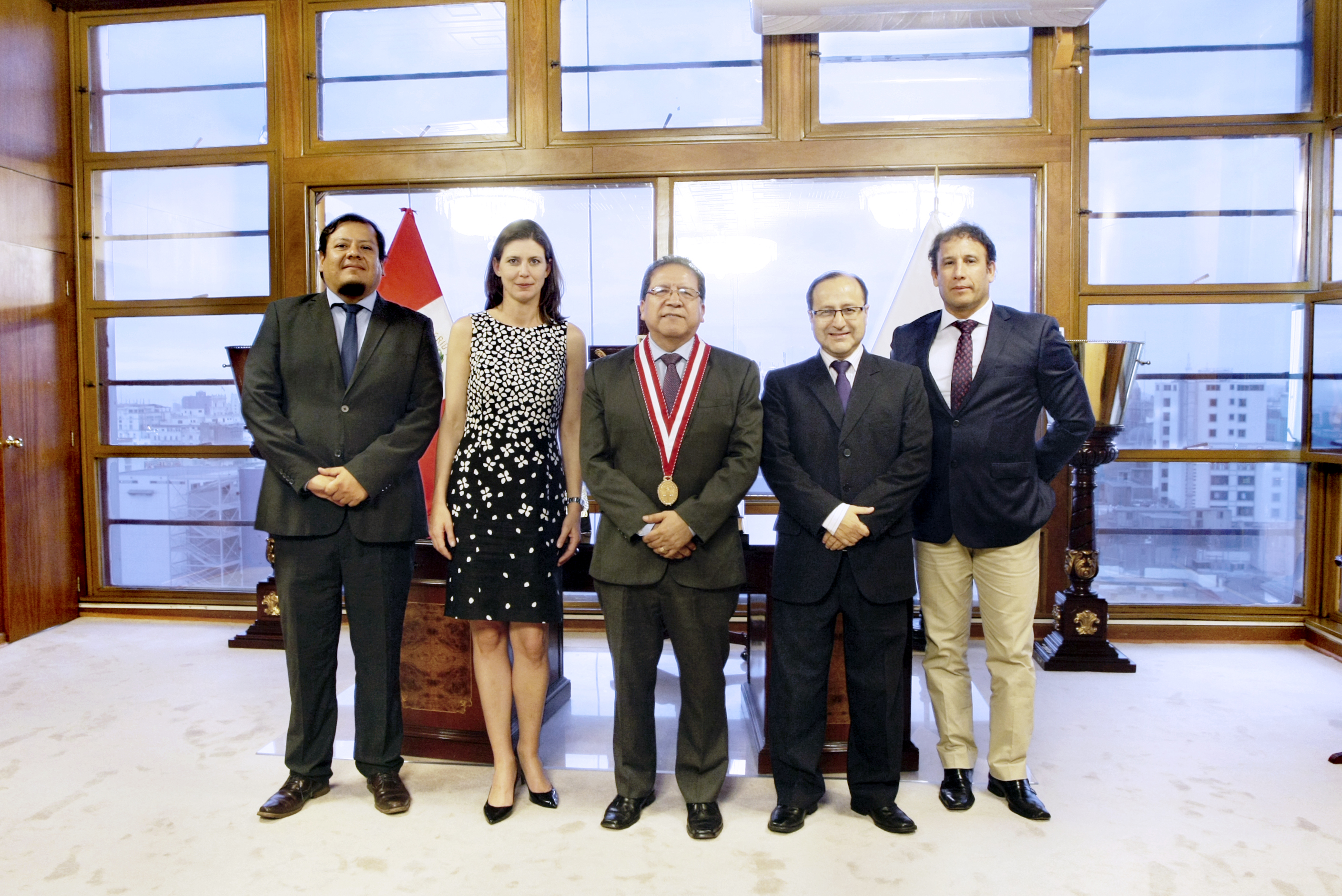 Oscar Solórzano and Gretta Fenner pose with Peruvian officials.