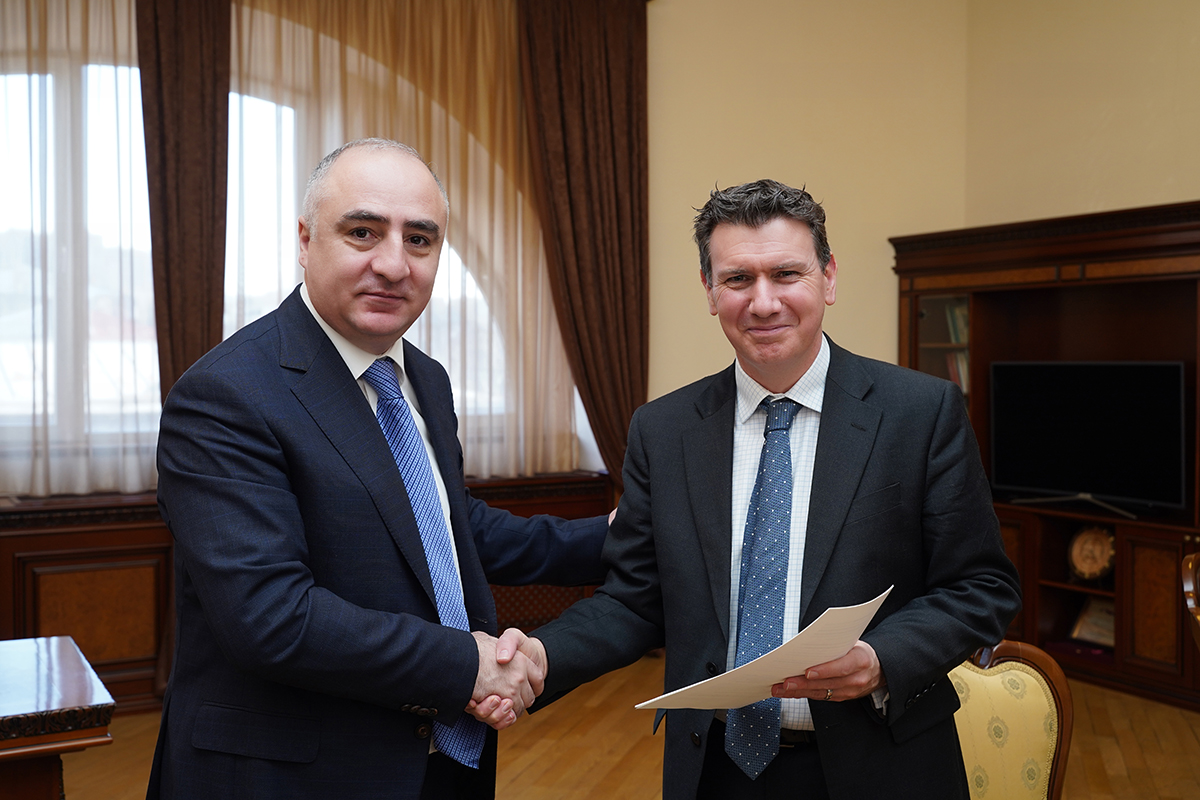 Sasun Khachatryan and Jonathan Spicer shaking hands