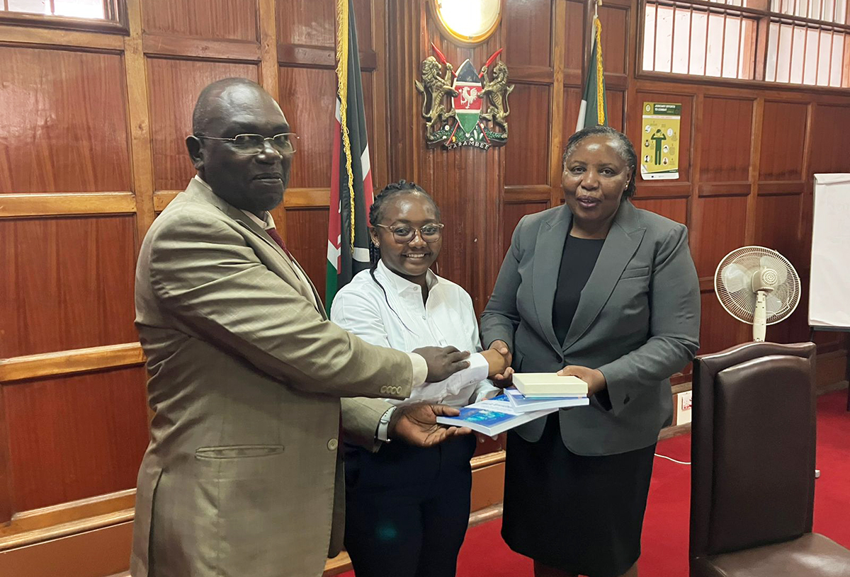 Handing over the results of the court monitoring project