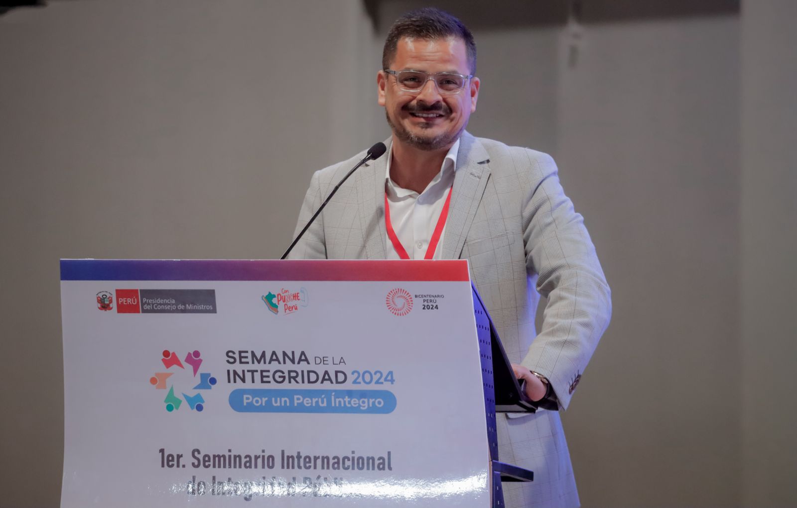 Aldo Bautista speaking at the Semana de la Integridad in Peru