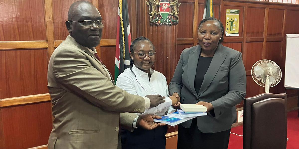 Handing over the results of the court monitoring project