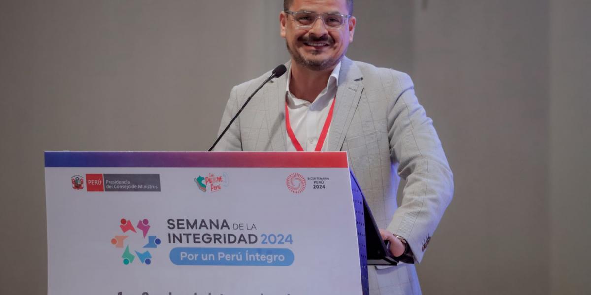 Aldo Bautista speaking at the Semana de la Integridad in Peru